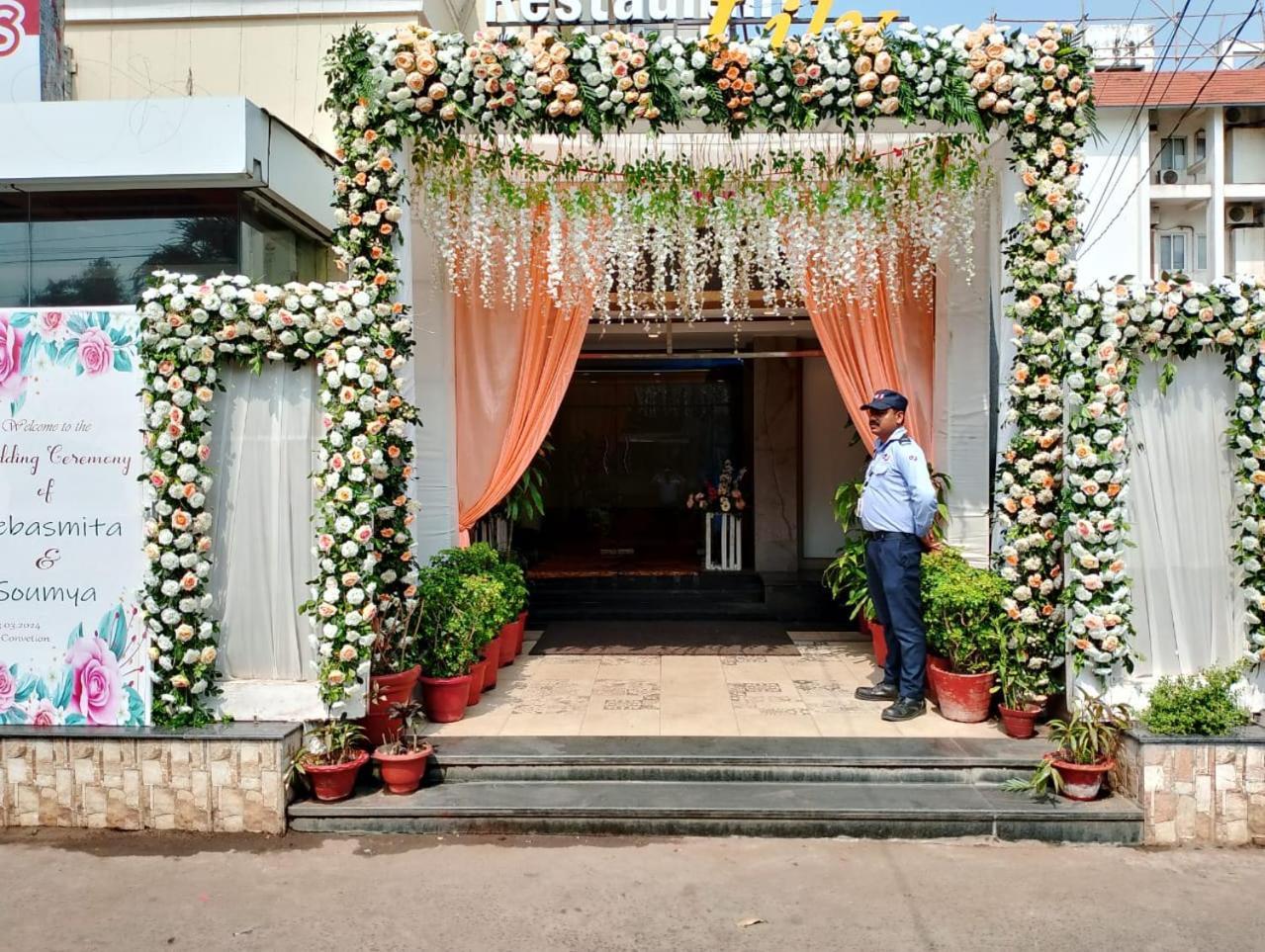 โรงแรม ปุษปัก บูบันเนสชวาร์ ภายนอก รูปภาพ